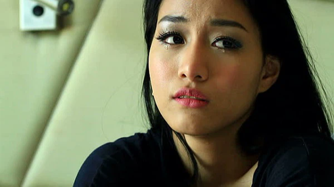 Định chở người giúp việc đi bệnh viện nhưng khi chạm vào áo chống nắng của cô ấy, tôi hoang mang phát hiện ra bí mật động trời-1