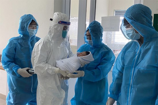 Lần gặp mặt con gái 12 ngày tuổi đặc biệt của đôi vợ chồng trẻ mắc COVID-19