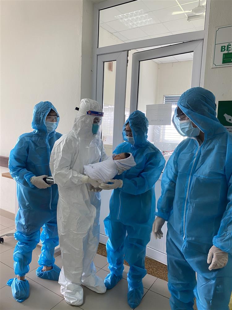 Lần gặp mặt con gái 12 ngày tuổi đặc biệt của đôi vợ chồng trẻ mắc COVID-19-1