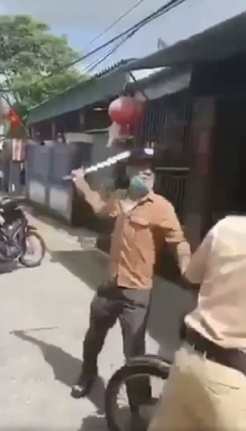 Xác định danh tính, ráo riết truy bắt 2 thanh niên tay kiếm tay dao liên tục dọa chém CSGT ở Hà Tĩnh-1