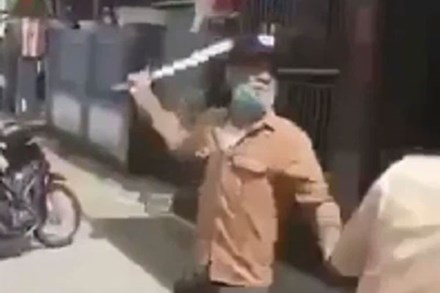 Xác định danh tính, ráo riết truy bắt 2 thanh niên tay kiếm tay dao liên tục dọa chém CSGT ở Hà Tĩnh