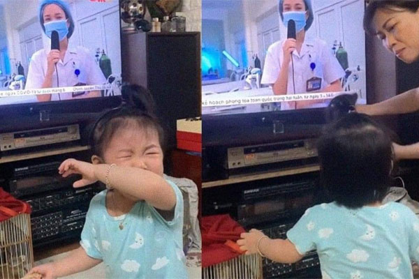 Tết Thiếu nhi đặc biệt của em bé dũng cảm nhất tâm dịch: Ngoan ngoãn vui chơi nhưng khoảnh khắc nhận quà lại khiến ai nấy đau lòng-6