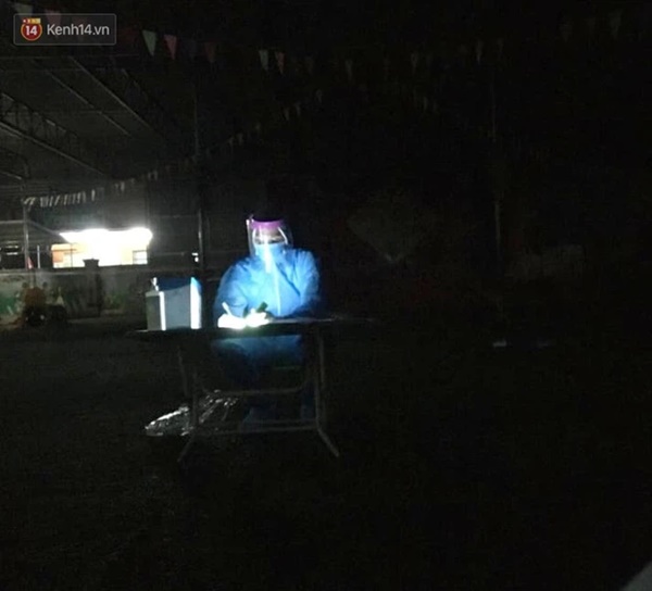 Nước mắt nữ bác sĩ tại tâm dịch Bắc Giang khi nghe giọng con gái 3 tuổi qua điện thoại: Mẹ bắt hết con Covid rồi về với con...-5