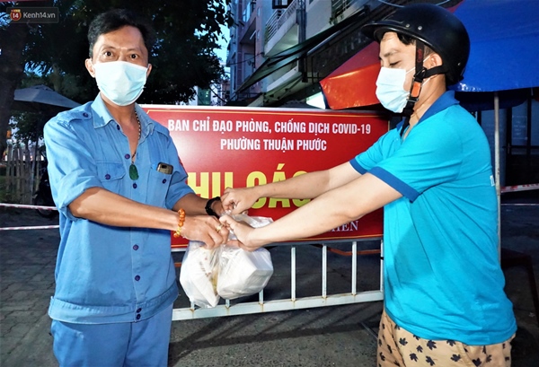 Ấm lòng những suất ăn khuya tiếp sức cho tuyến đầu chống dịch Covid-19 ở Đà Nẵng-1