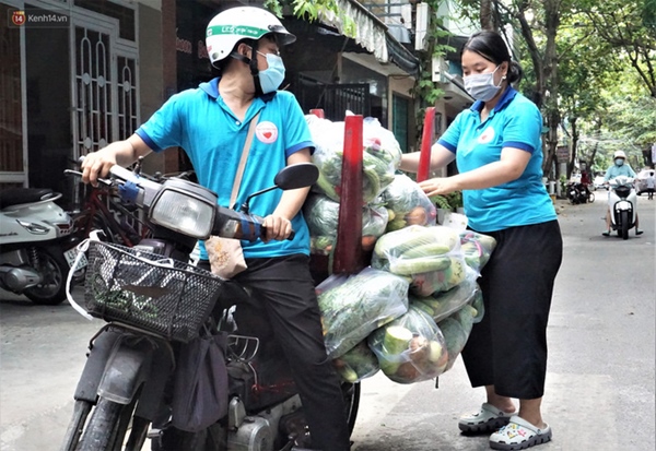 Ấm lòng những suất ăn khuya tiếp sức cho tuyến đầu chống dịch Covid-19 ở Đà Nẵng-3