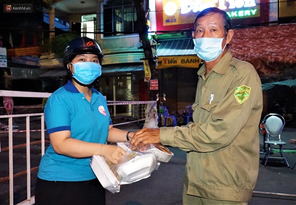 Ấm lòng những suất ăn khuya tiếp sức cho tuyến đầu chống dịch Covid-19 ở Đà Nẵng-8