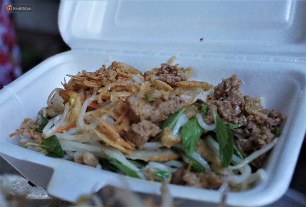 Ấm lòng những suất ăn khuya tiếp sức cho tuyến đầu chống dịch Covid-19 ở Đà Nẵng-9