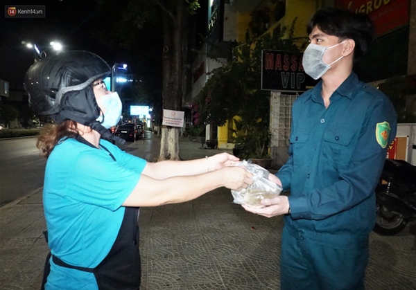 Ấm lòng những suất ăn khuya tiếp sức cho tuyến đầu chống dịch Covid-19 ở Đà Nẵng-12