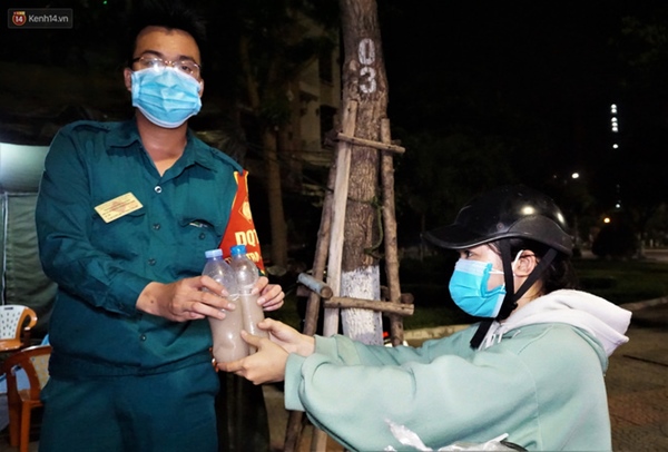 Ấm lòng những suất ăn khuya tiếp sức cho tuyến đầu chống dịch Covid-19 ở Đà Nẵng-11