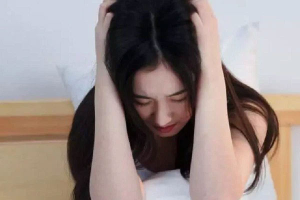 Chuẩn bị ly hôn thì mẹ chồng bất ngờ bị bệnh nặng, thấy bà vỗ tay nháy mắt, tôi ngớ người hiểu ra mưu tính của bà-2