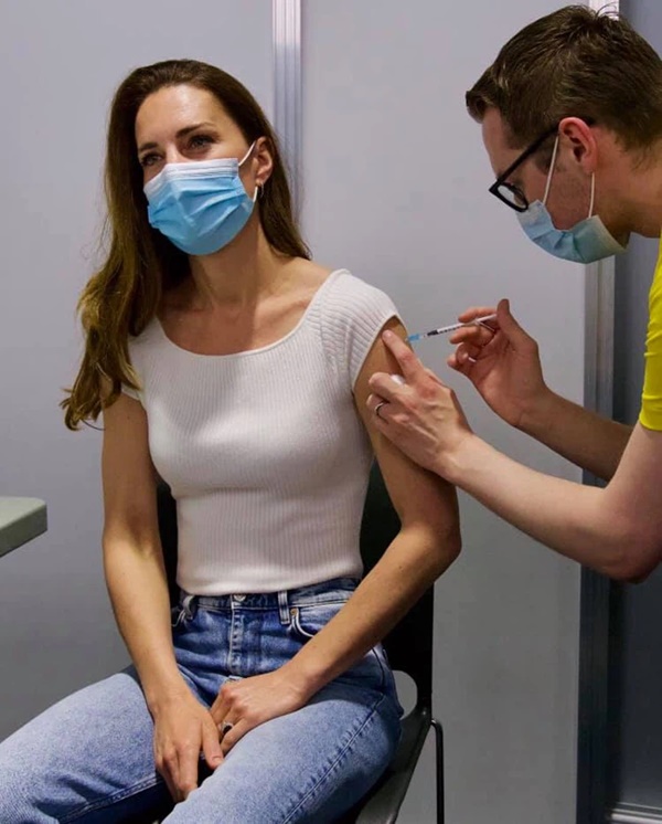 Hết Hoàng tử William gây sốt MXH khi đi tiêm vắc xin Covid-19, đến lượt Công nương Kate chiếm trọn spotlight lúc tiêm phòng-1