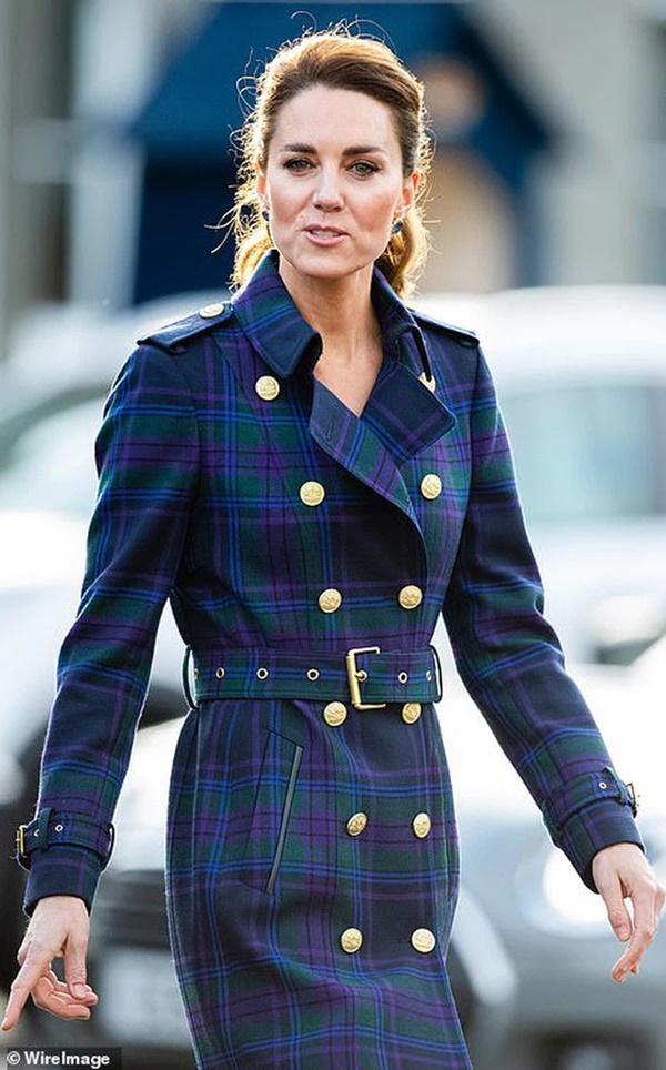 Hết Hoàng tử William gây sốt MXH khi đi tiêm vắc xin Covid-19, đến lượt Công nương Kate chiếm trọn spotlight lúc tiêm phòng-3