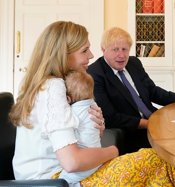 Thủ tướng Anh bí mật kết hôn nhưng con trai ông mới là tâm điểm chú ý với mái tóc nổi bật năm nào giờ đã lợi hại hơn xưa-3