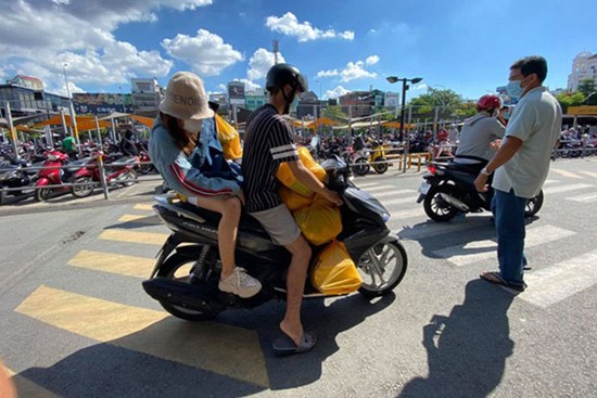 Người Sài Gòn chủ động đi mua hàng trước giãn cách xã hội: 