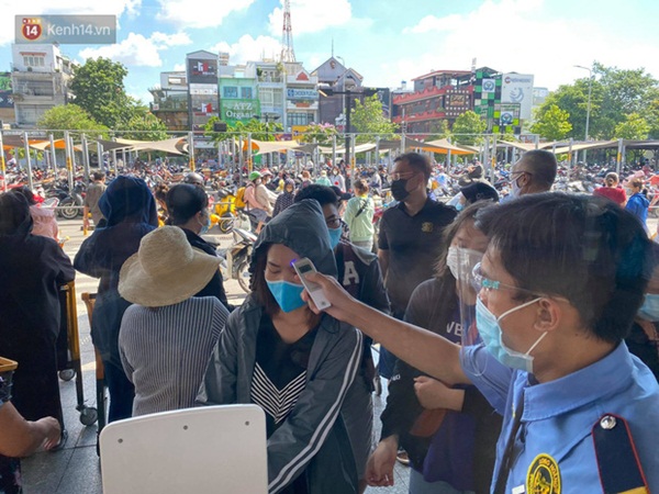 Người Sài Gòn chủ động đi mua hàng trước giãn cách xã hội: Mua thực phẩm để dùng trong 3-4 ngày vì mình hạn chế ra đường-1