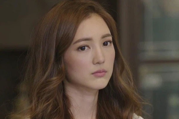 Con gái bị tai nạn nằm viện, tôi rình xem ai mang hoa đến tặng rồi suýt nghẹt thở khi đụng phải người lạ-2