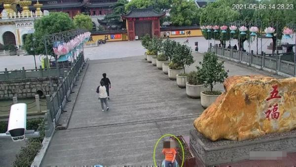 Con trai 5 tuổi không nghe lời, người mẹ giả vờ bỏ đi nhưng đứa trẻ lại thực sự biến mất-2