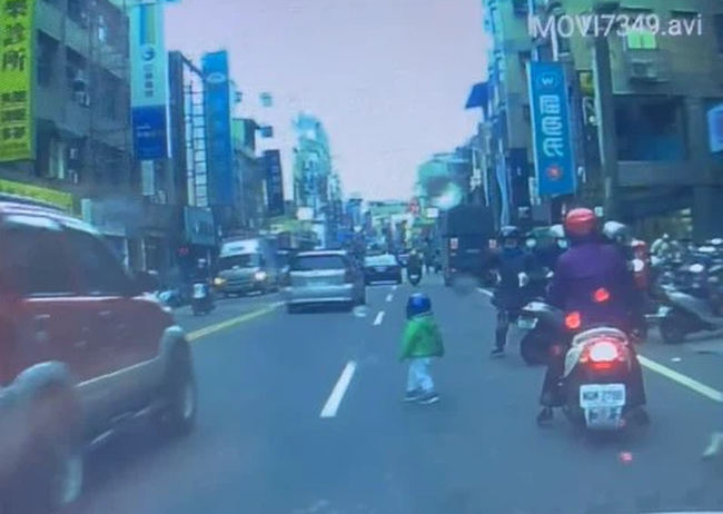 Đứa trẻ vụt chạy ra đường, mẹ nổi giận tát con té bật ngửa: Giáo dục bằng đòn roi sẽ gây ra tác động tiêu cực đến mức nào?-1