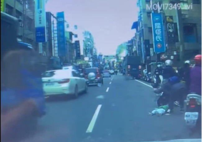 Đứa trẻ vụt chạy ra đường, mẹ nổi giận tát con té bật ngửa: Giáo dục bằng đòn roi sẽ gây ra tác động tiêu cực đến mức nào?-3