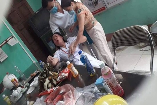 Nhân viên y tế nơi tuyến đầu chống dịch kiệt sức, gần như gục ngã khi căng mình lấy mẫu test COVID-19 giữa trưa nắng 40 độ