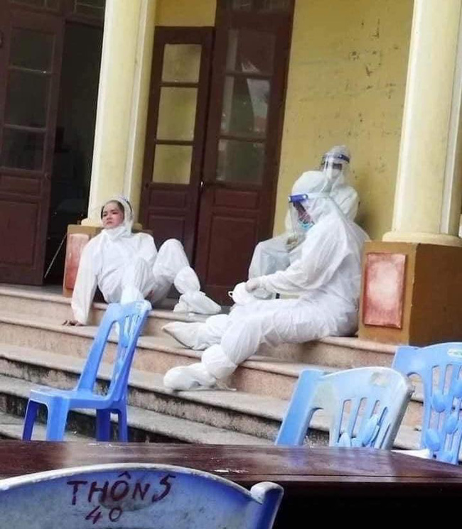 Nhân viên y tế nơi tuyến đầu chống dịch kiệt sức, gần như gục ngã khi căng mình lấy mẫu test COVID-19 giữa trưa nắng 40 độ-9