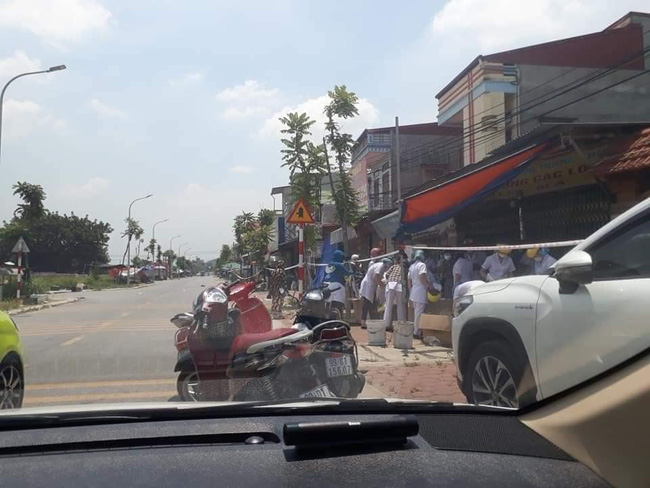 Nhân viên y tế nơi tuyến đầu chống dịch kiệt sức, gần như gục ngã khi căng mình lấy mẫu test COVID-19 giữa trưa nắng 40 độ-6