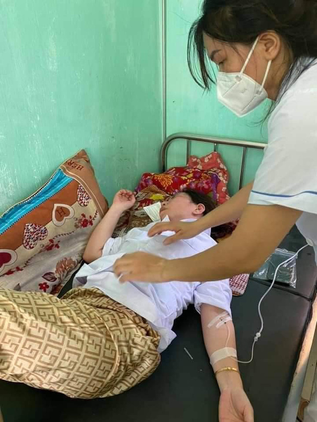 Nhân viên y tế nơi tuyến đầu chống dịch kiệt sức, gần như gục ngã khi căng mình lấy mẫu test COVID-19 giữa trưa nắng 40 độ-7