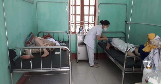 Nhân viên y tế nơi tuyến đầu chống dịch kiệt sức, gần như gục ngã khi căng mình lấy mẫu test COVID-19 giữa trưa nắng 40 độ-8