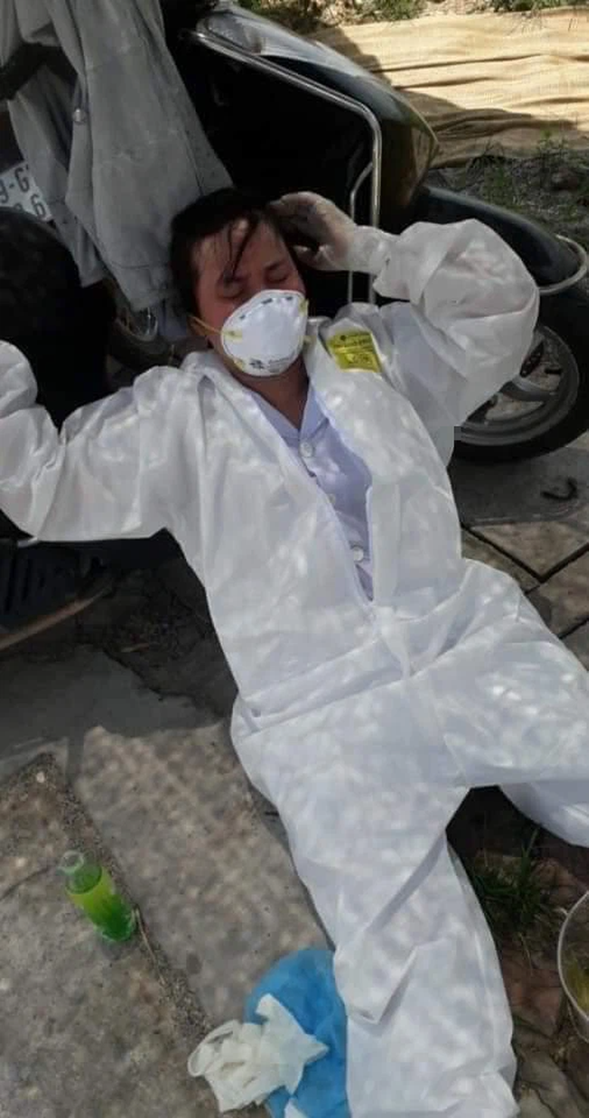 Nhân viên y tế nơi tuyến đầu chống dịch kiệt sức, gần như gục ngã khi căng mình lấy mẫu test COVID-19 giữa trưa nắng 40 độ-2