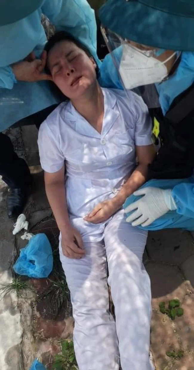 Nhân viên y tế nơi tuyến đầu chống dịch kiệt sức, gần như gục ngã khi căng mình lấy mẫu test COVID-19 giữa trưa nắng 40 độ-4