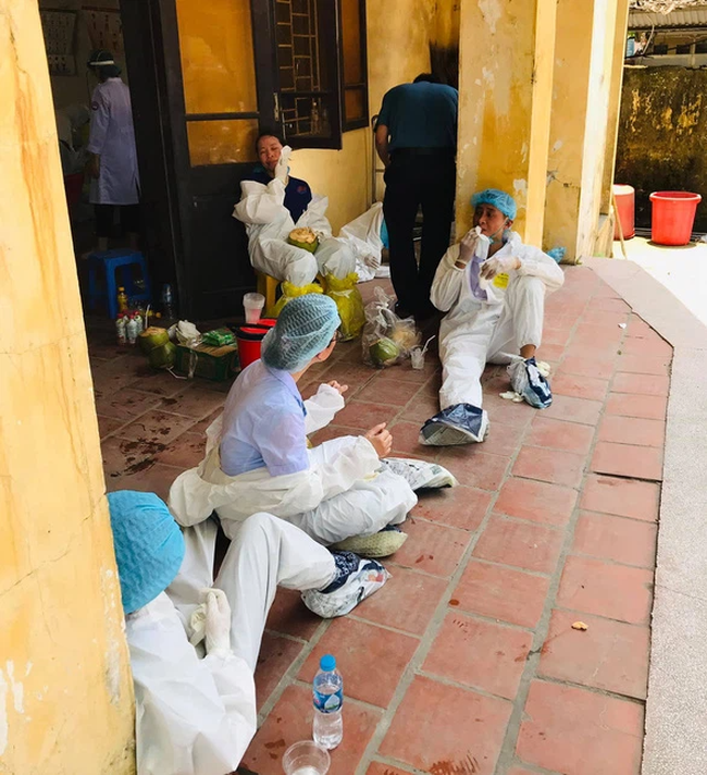 Nhân viên y tế nơi tuyến đầu chống dịch kiệt sức, gần như gục ngã khi căng mình lấy mẫu test COVID-19 giữa trưa nắng 40 độ-13