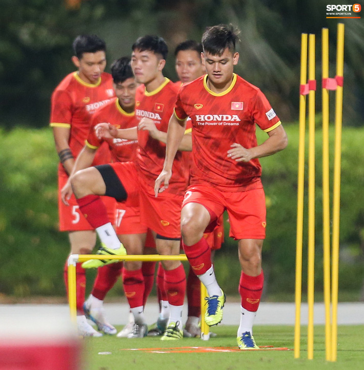 Văn Hậu khổ với bài tập của tuyển Việt Nam vì chiều cao-1