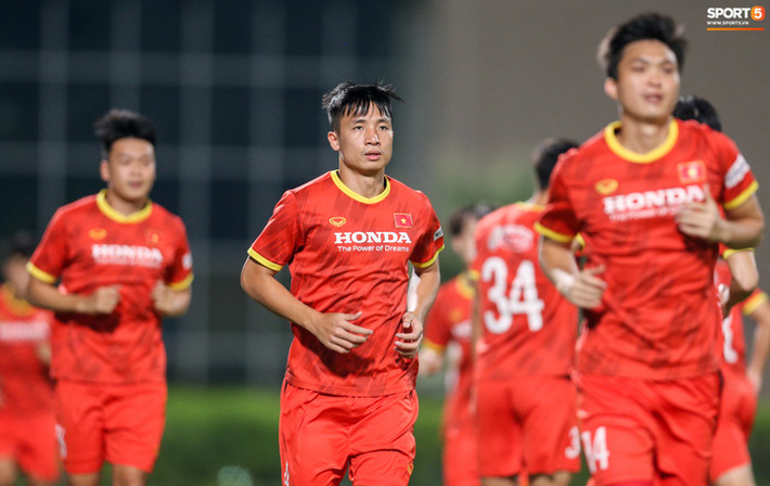 Văn Hậu khổ với bài tập của tuyển Việt Nam vì chiều cao-7