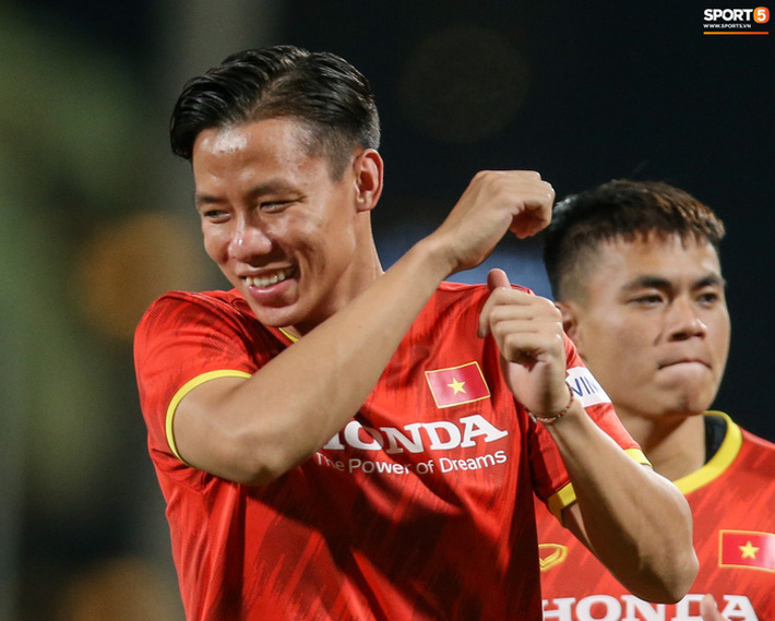 Văn Hậu khổ với bài tập của tuyển Việt Nam vì chiều cao-8