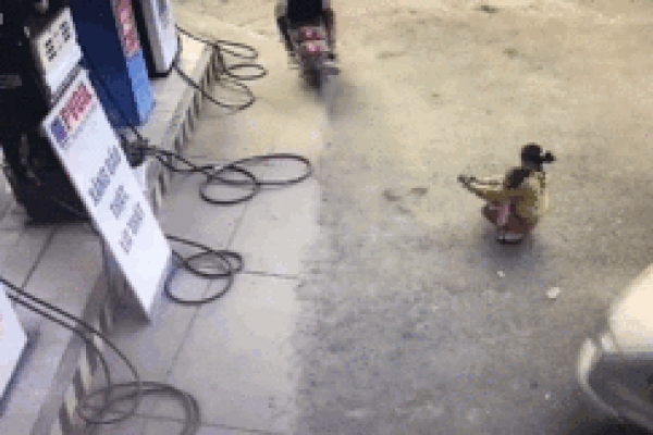 Clip: Tài xế ngồi trên ô tô vứt tiền xuống đất trả nhân viên cây xăng gây bức xúc-2