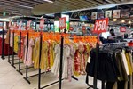Các shop quần áo đồng loạt sale sập sàn” vẫn vắng người mua-9