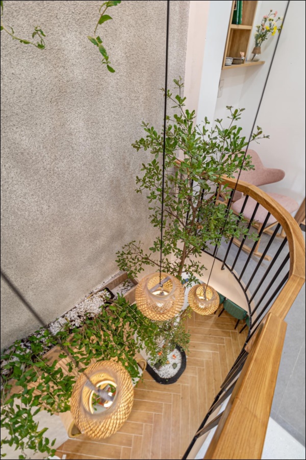 Vợ chồng Đà Nẵng thiết kế ngôi nhà 55m2 siêu xinh, giếng trời thông thoáng lấy ánh sáng, góc nào cũng chill-24