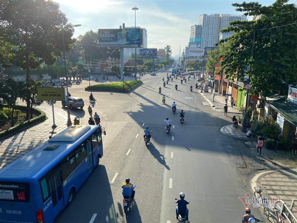 Đường phố vắng vẻ ngày đầu TP.HCM giãn cách xã hội-1
