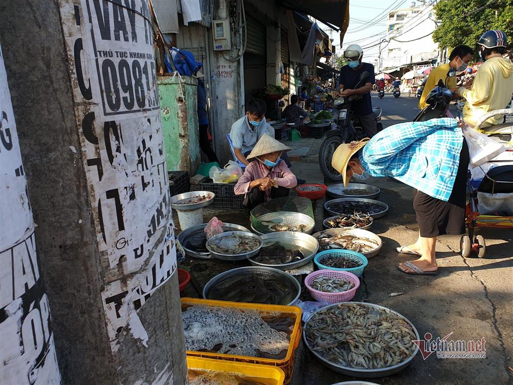 Đường phố vắng vẻ ngày đầu TP.HCM giãn cách xã hội-10