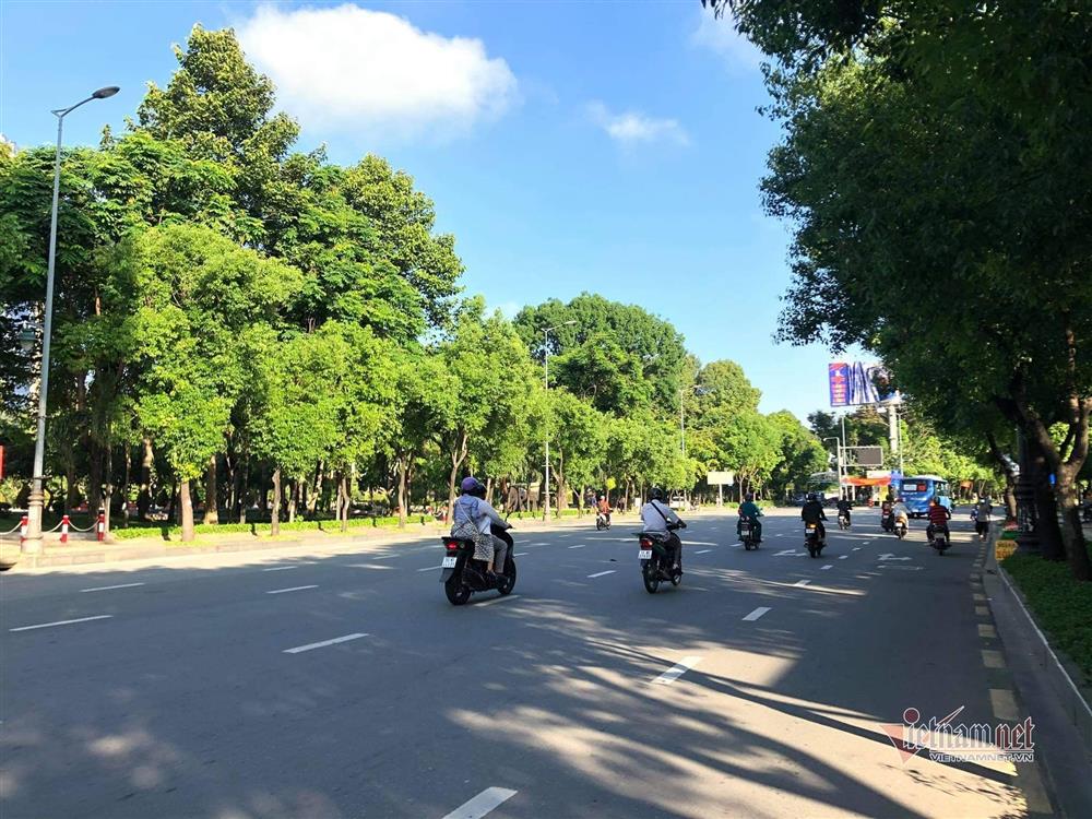 Đường phố vắng vẻ ngày đầu TP.HCM giãn cách xã hội-4