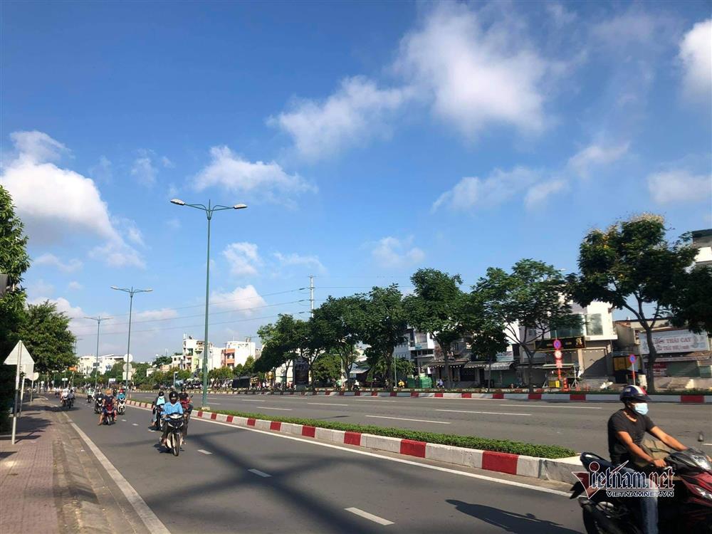 Đường phố vắng vẻ ngày đầu TP.HCM giãn cách xã hội-6