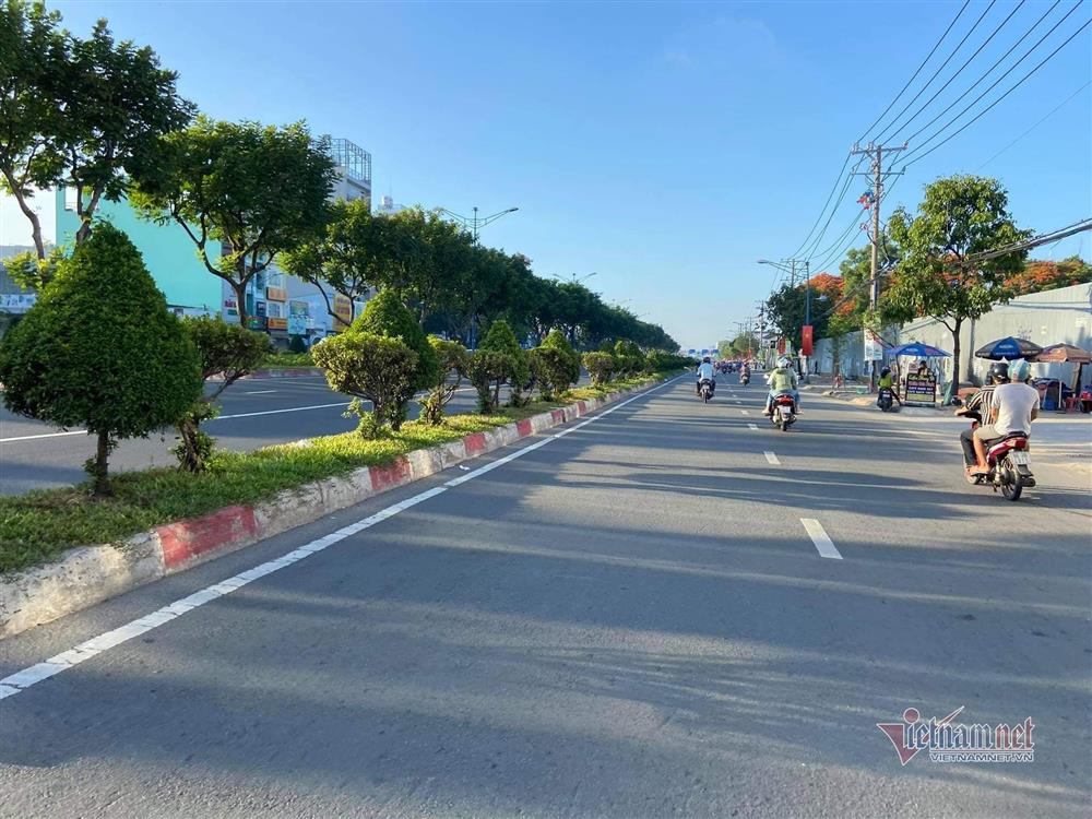 Đường phố vắng vẻ ngày đầu TP.HCM giãn cách xã hội-7