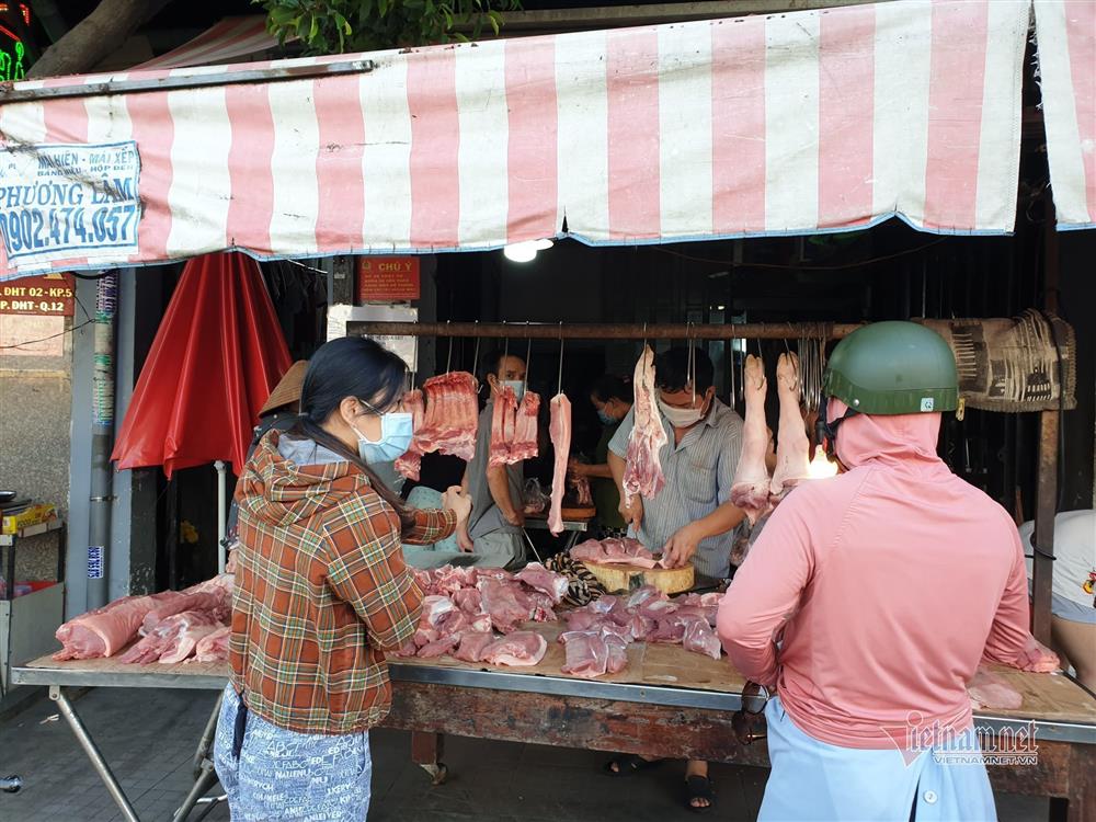 Đường phố vắng vẻ ngày đầu TP.HCM giãn cách xã hội-8