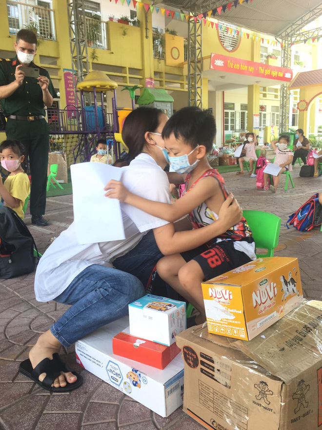 Cô giáo mầm non ở Bắc Giang tình nguyện đi cách ly cùng học sinh: Nửa đêm tỉnh giấc, các con ôm cô sụt sùi Cô ơi, mẹ của con đâu?-17