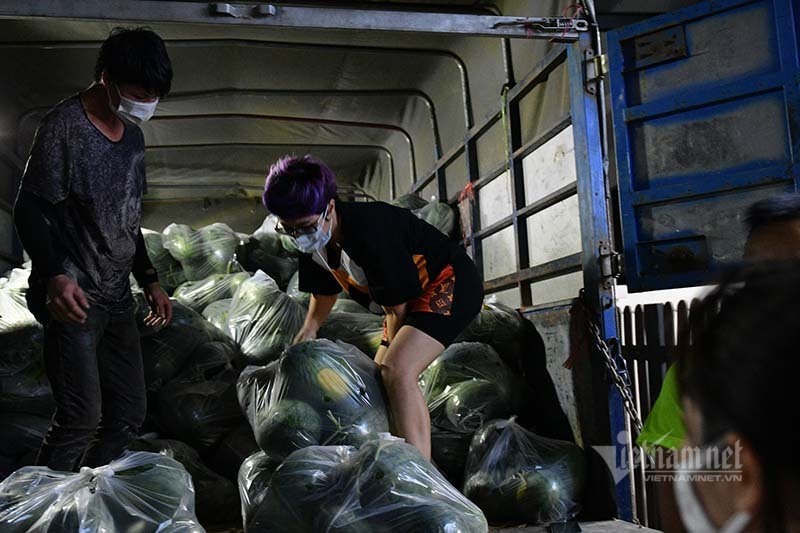 Hàng từ tâm dịch Bắc Giang đổ về, dân Hà Nội xuyên đêm ngóng đợi-1