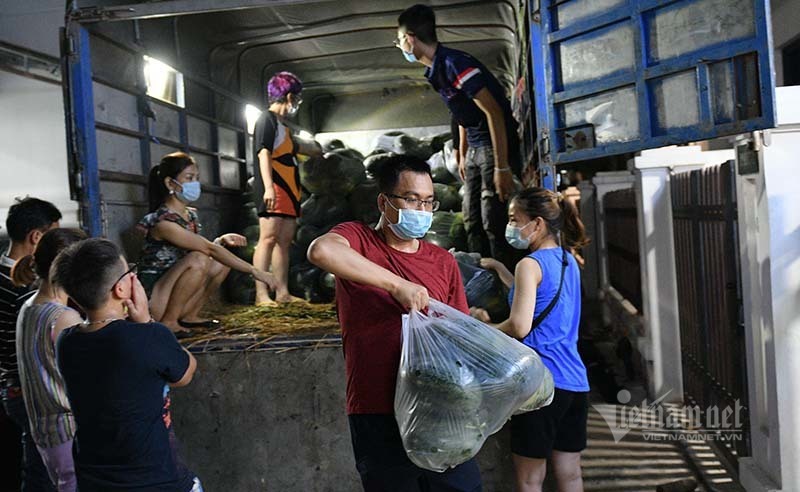 Hàng từ tâm dịch Bắc Giang đổ về, dân Hà Nội xuyên đêm ngóng đợi-3