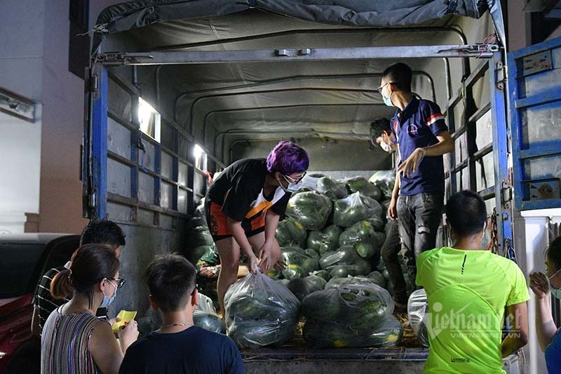 Hàng từ tâm dịch Bắc Giang đổ về, dân Hà Nội xuyên đêm ngóng đợi-4