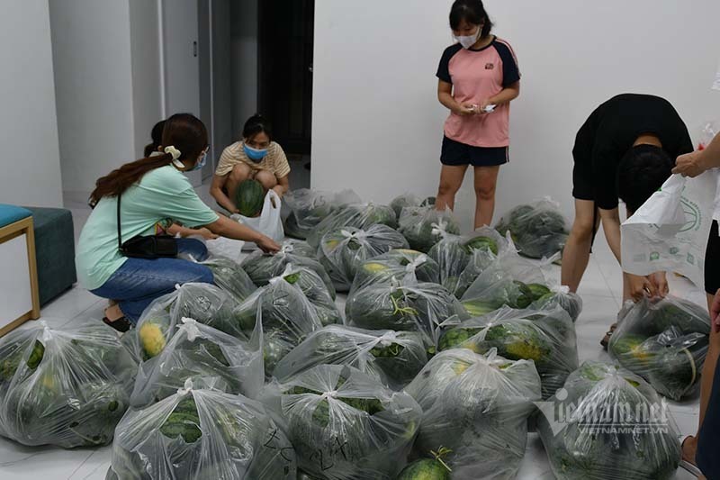 Hàng từ tâm dịch Bắc Giang đổ về, dân Hà Nội xuyên đêm ngóng đợi-8