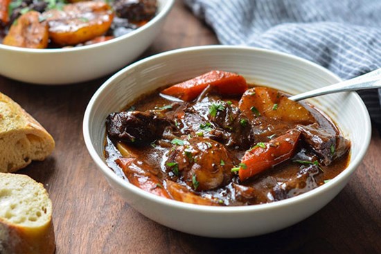 Thêm một thìa gia vị vào khi hầm, thịt bò sẽ mềm hơn, không cần dùng đến nồi áp suất