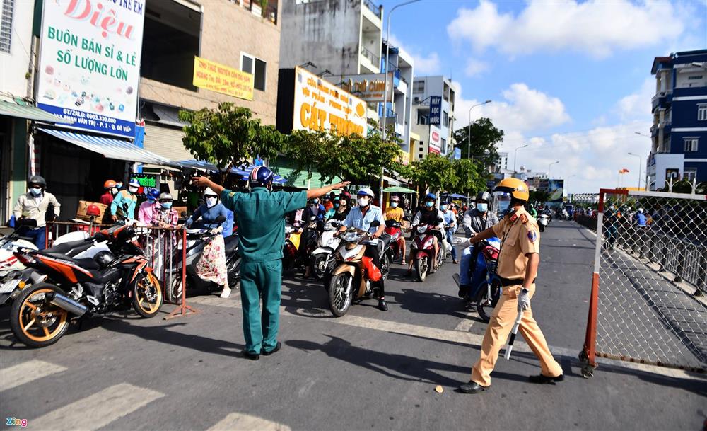 Dòng người xin đi qua chốt ở Gò Vấp-2